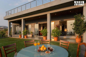 Aarna House by StayVista - Mountain & lakeview villa, Contemporary modern interiors & a charming terrace garden